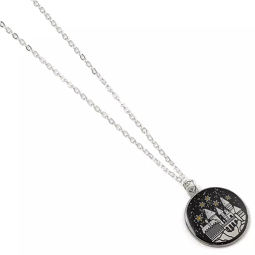 Collier Poudlard - Harry Potter avec un pendentif en forme du château de Poudlard sur fond noir, un bijou magique et intemporel pour les fans de la saga.
