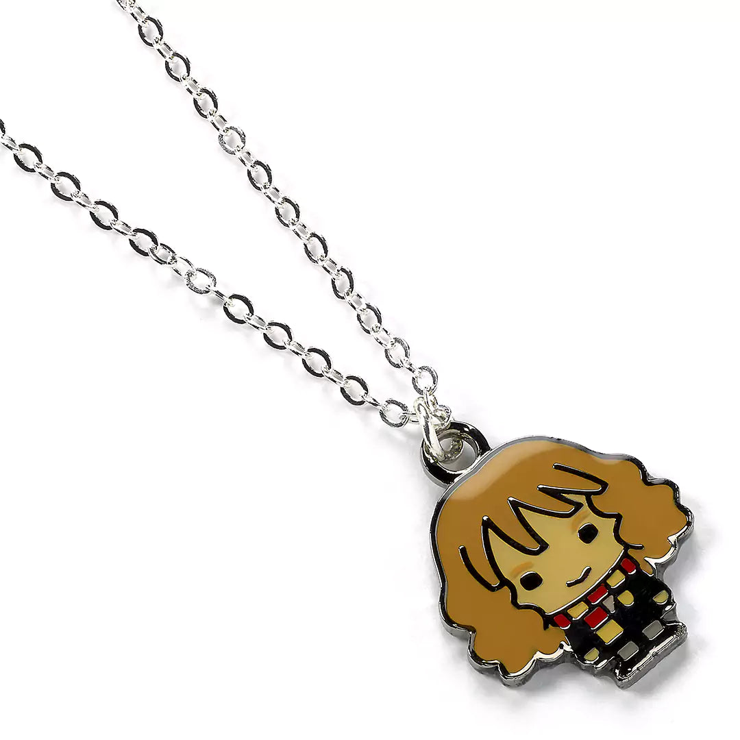 Collier Hermione Granger, un bijou emblématique en plaqué argent avec un pendentif chibi représentant Hermione, symbole de magie et d'intelligence, idéal pour les fans de l'univers Harry Potter.
