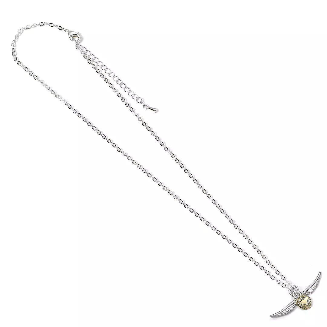 Mise en scène glamour du Collier Vif d’or, un bijou idéal pour illuminer toutes les occasions, mariage ou soirée chic.