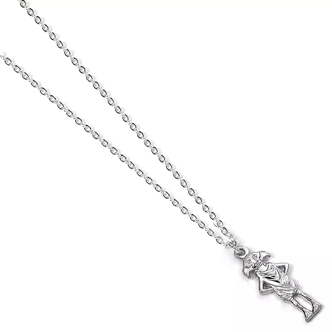 Détail du pendentif en argent du Collier Dobby l'Elfe de Maison, mesurant 0,6 cm de large et 2,5 cm de long, parfait pour ajouter une touche magique à votre style.