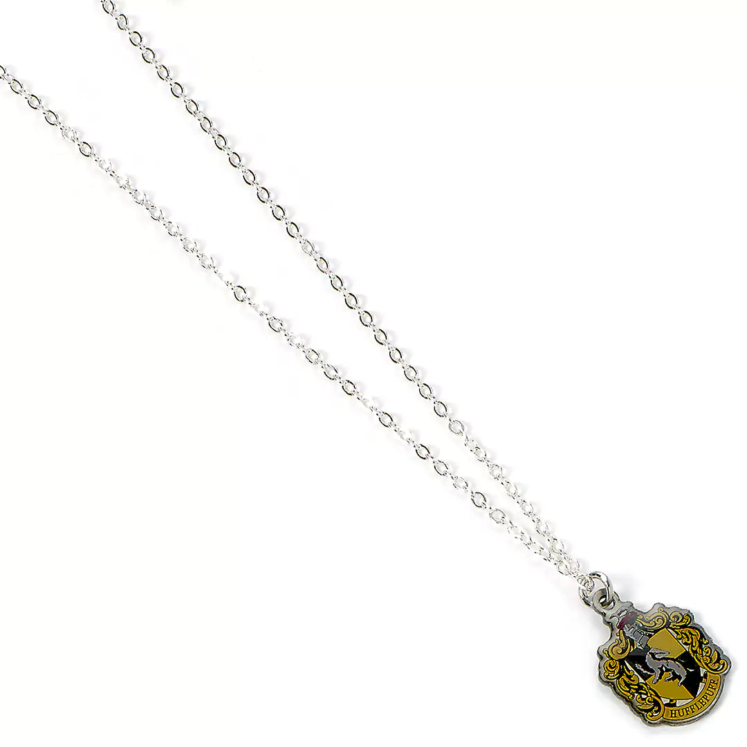 Collier Armoirie de Poufsouffle : Zoom sur le pendentif élégant de ce collier, parfait pour les passionnés de l'univers magique d'Harry Potter.