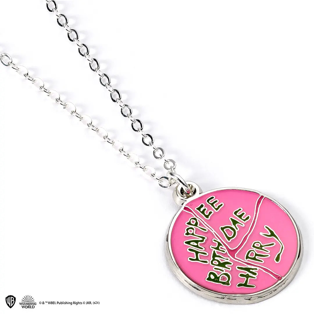Collier Gâteau Happee Birthdae - Harry Potter, un bijou magique en alliage de zinc, parfait pour célébrer chaque anniversaire dans l'univers ensorcelant de la saga.