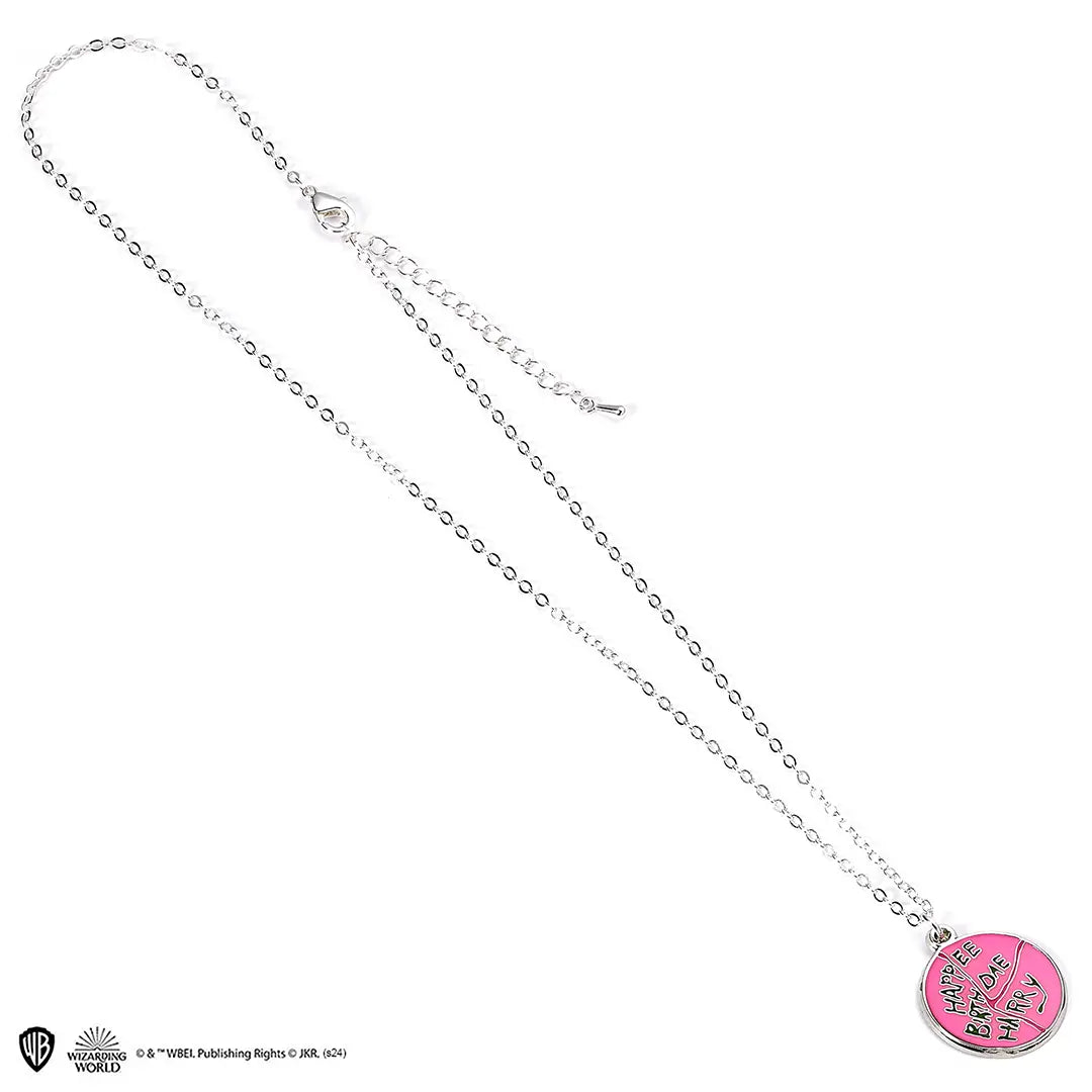 Collier Gâteau Happee Birthdae - Harry Potter, un accessoire enchanté qui ajoute une touche de magie à toute célébration pour les fans de la série.