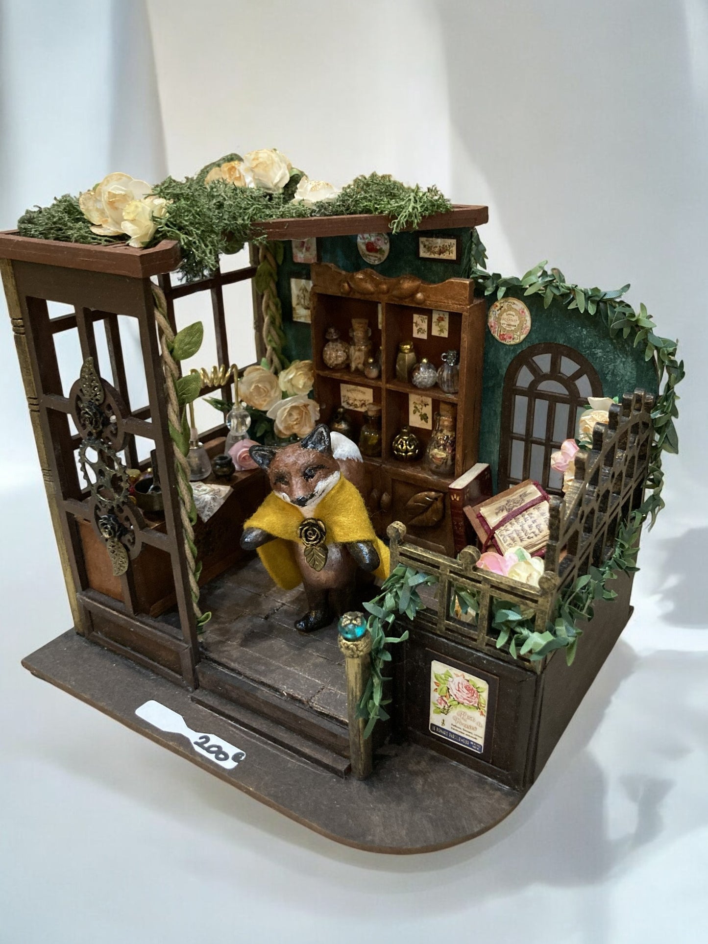 Miniature L'Atelier du Renard Parfumeur par Mihne Creations, un voyage olfactif intrigant à travers des notes délicates et envoûtantes.