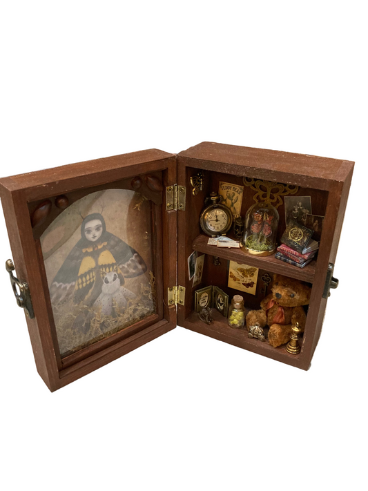 Miniature - L'Envol des Ombres, détails raffinés et bibelots anciens créant un passage secret vers un monde invisible.