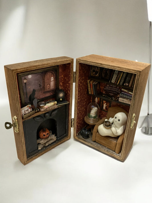 Miniature - Le Salon Silencieux : une bibliothèque miniature remplie de livres anciens et d'objets mystérieux autour d'un fantôme.