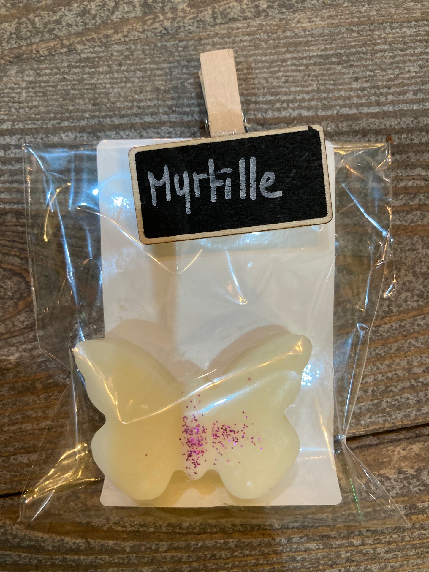 Ambiance chaleureuse avec les fondants parfumés de L'Atelier de Carou, parfaits pour rafraîchir votre intérieur sans les inconvénients des bougies.