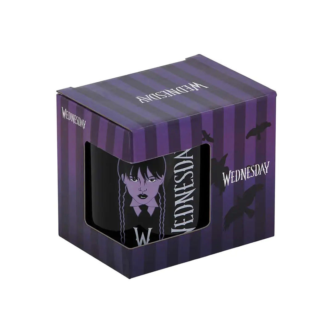 Mug Wednesday de Distrineo en action : transformez votre pause café avec ce mug chic et fonctionnel.