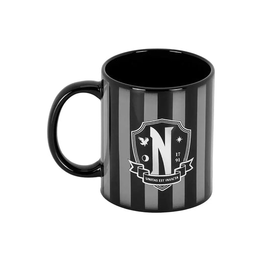 Détails du Mug Nevermore - Wednesday montrant son imprimé captivant, idéal pour les amateurs de style mystérieux.