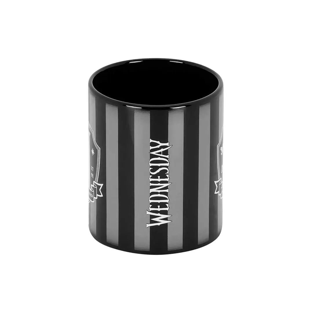 Mug Nevermore - Wednesday rempli de boisson chaude, symbole d'une pause café élégante et originale.