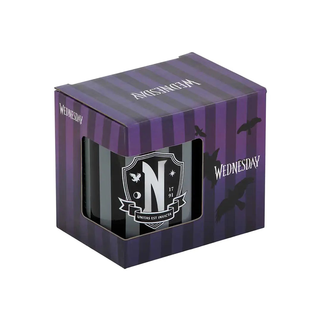 Vue d'ensemble du Mug Nevermore - Wednesday, pièce de collection qui captive tous les visiteurs avec son esthétique gothique.