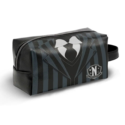Trousse de voyage Uniforme de Nevermore - Wednesday, un accessoire élégant et gothique inspiré de la série, parfait pour les aventuriers.