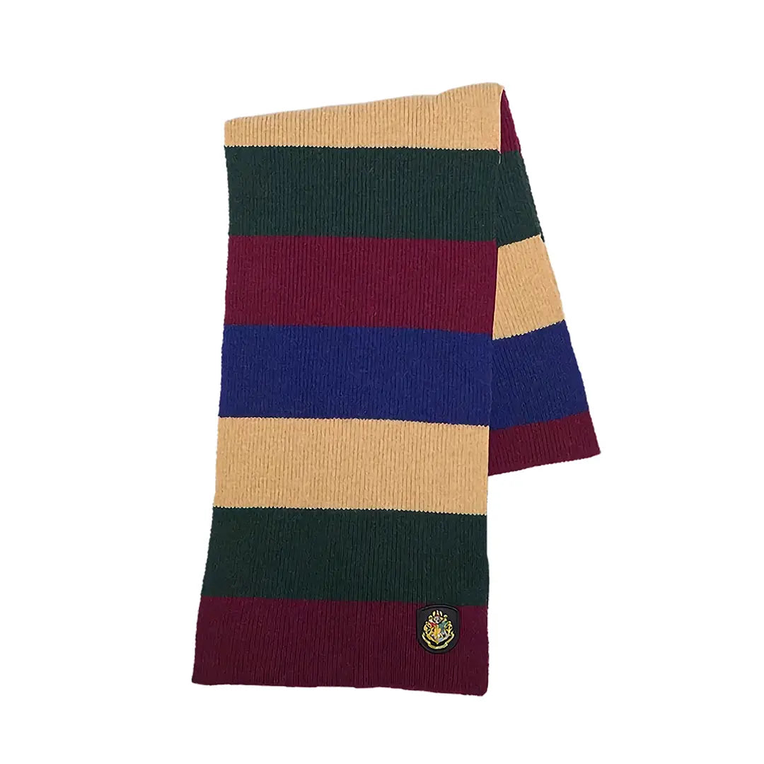 Écharpe Poudlard - Harry Potter, un accessoire en laine d’agneau, aux couleurs emblématiques de Gryffondor, Serpentard, Poufsouffle ou Serdaigle, parfait pour les fans de la saga magique.