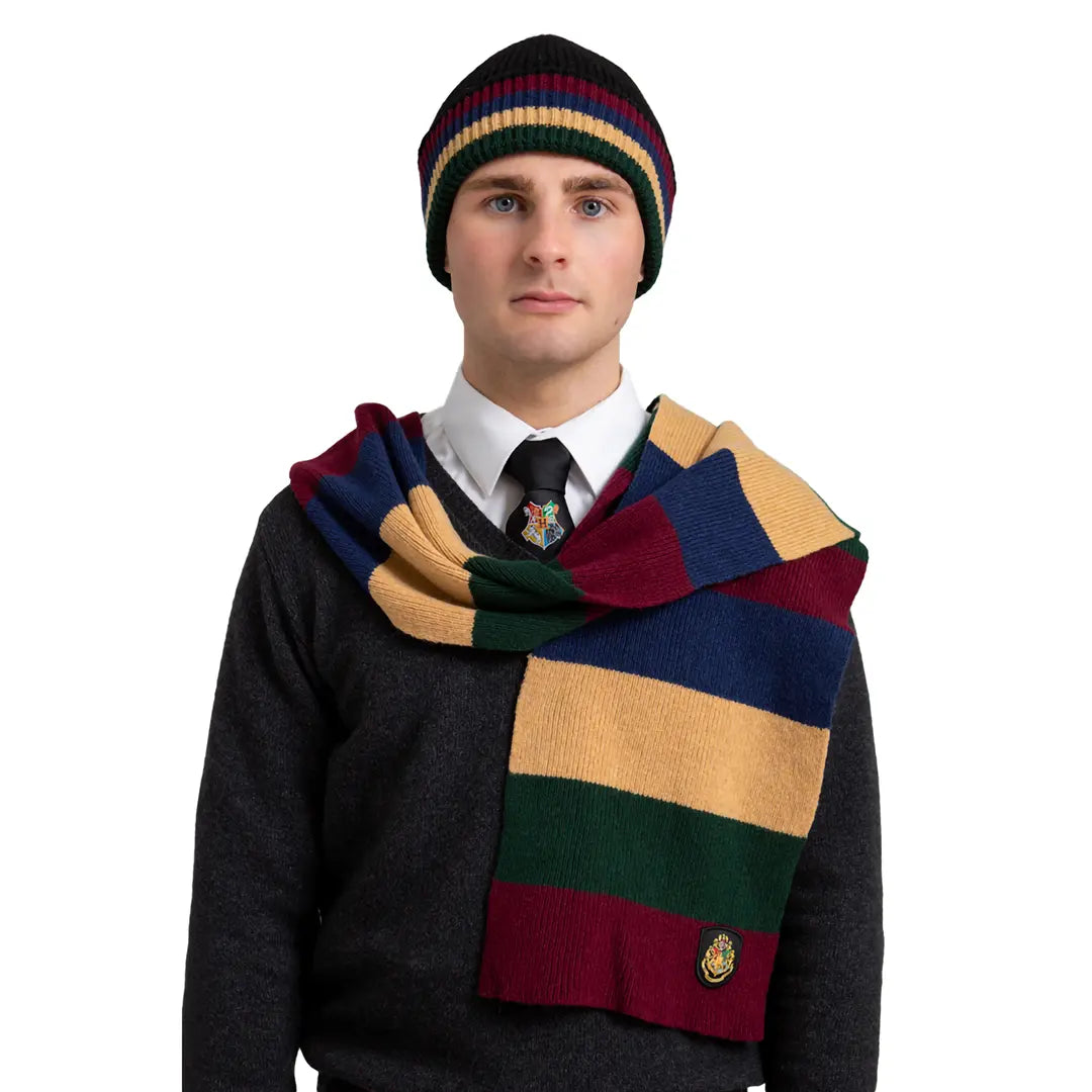 Écharpe Poudlard Harry Potter, un accessoire emblématique pour les fans de la saga, tricotée à la main avec soin dans des couleurs authentiques des maisons, idéale pour rester au chaud tout en affichant sa passion pour l'univers magique.