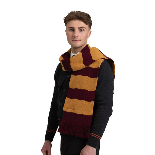 Détails rapprochés de l'écharpe à rayures Gryffondor - Harry Potter, soulignant la douceur de la matière en acrylique et la qualité de fabrication.