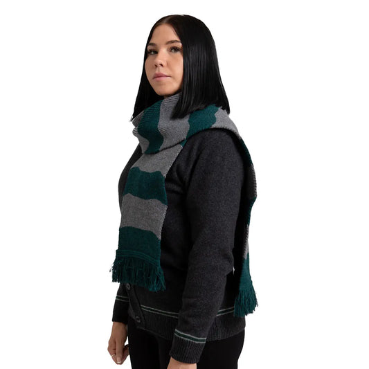 Détails de l'écharpe à rayures Serpentard - Harry Potter, fabriquée sous licence officielle Warner Bros, évoquant l'élégance et le style sorcier.