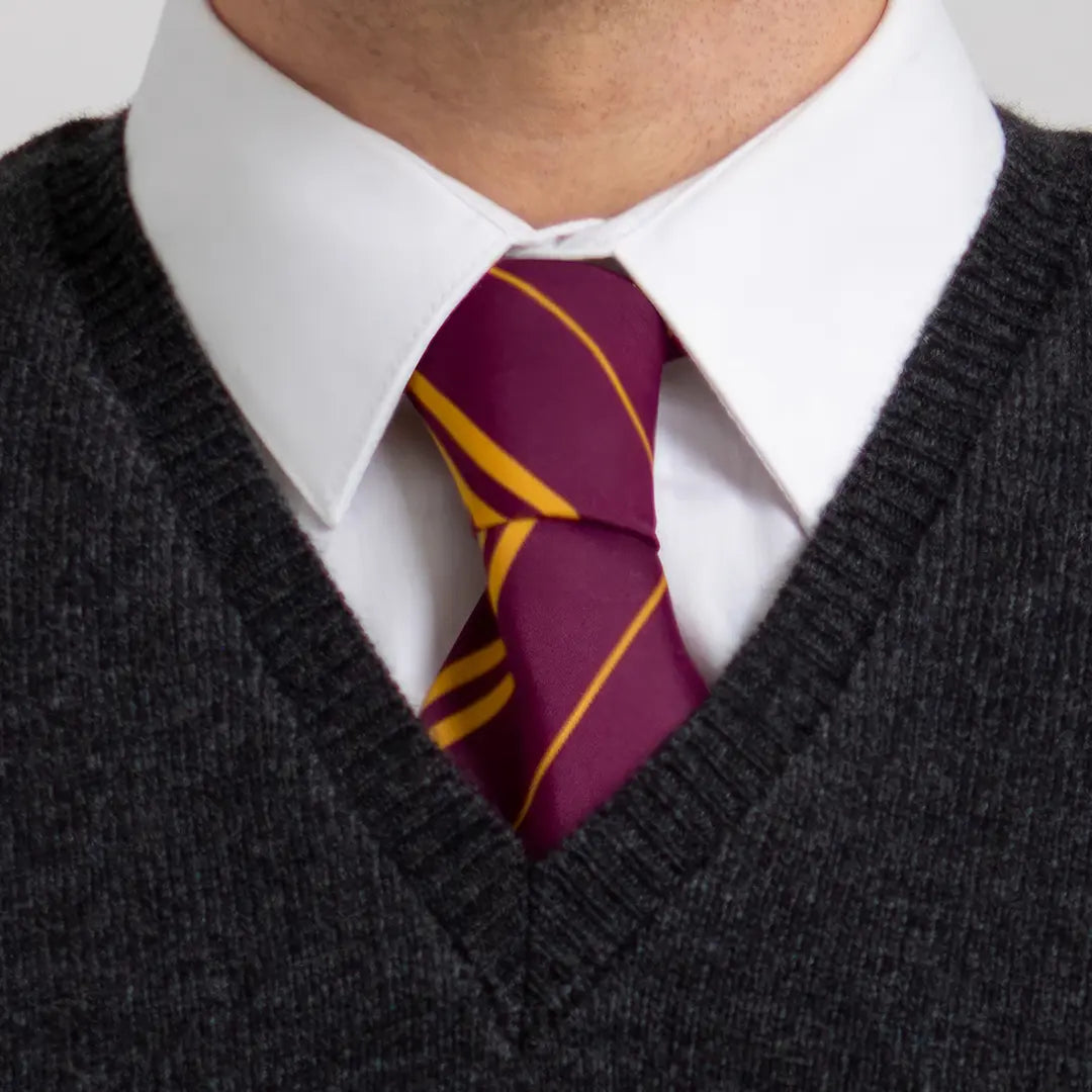 Cravate Gryffondor de Harry Potter - Un accessoire emblématique en rouge et or, symbole de courage et de bravoure, parfait pour les fans de l'univers magique.