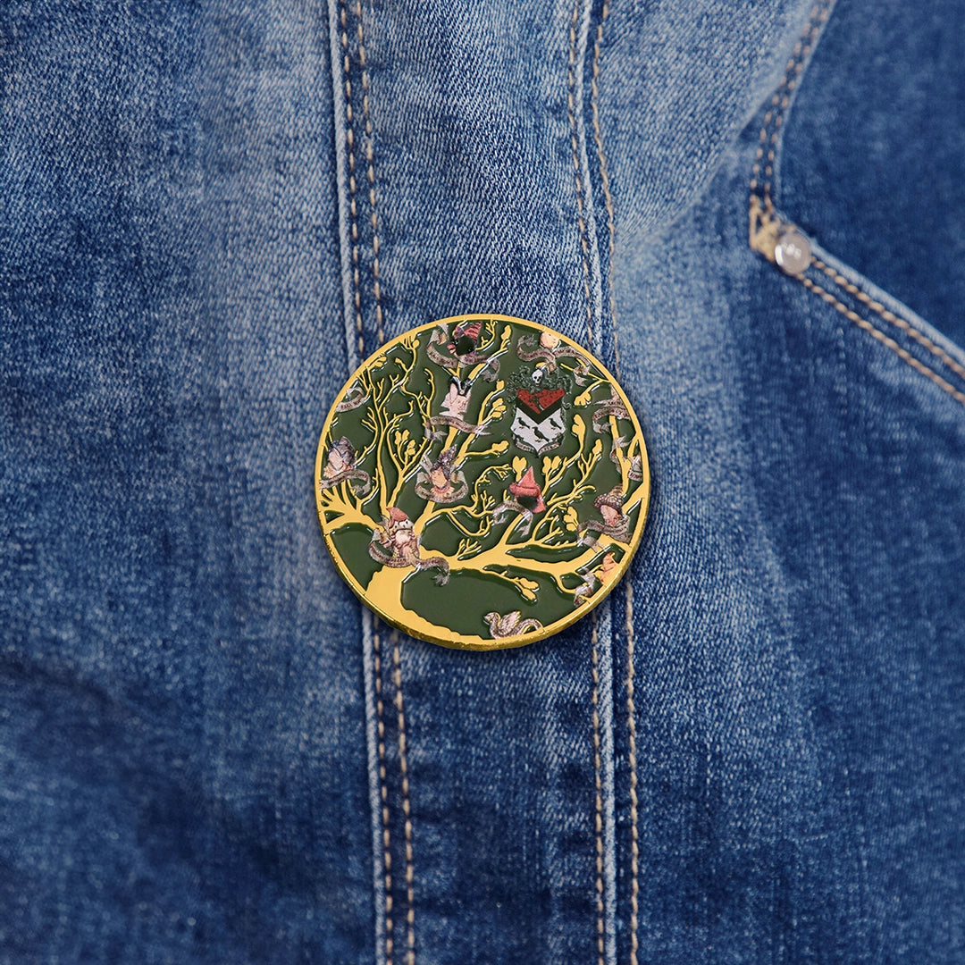 Détails des Pins La Famille Black, accessoire tendance pour ajouter une touche d'originalité à votre tenue.