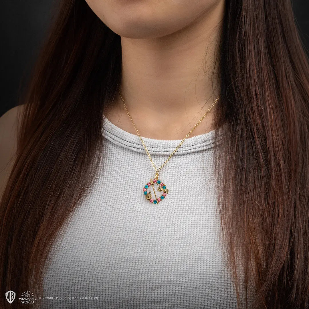 Style du collier Luna Lovegood - Harry Potter porté au quotidien, un symbole d'individualité et de magie.