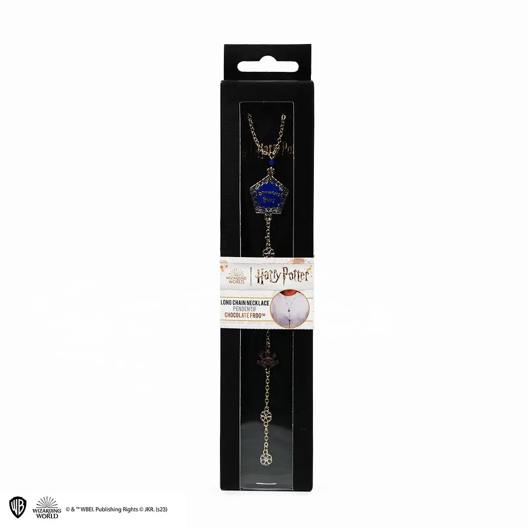 Collier long Chocogrenouille - Harry Potter exposé dans une boîte de présentation, idéal pour les collectionneurs et fans de la saga.