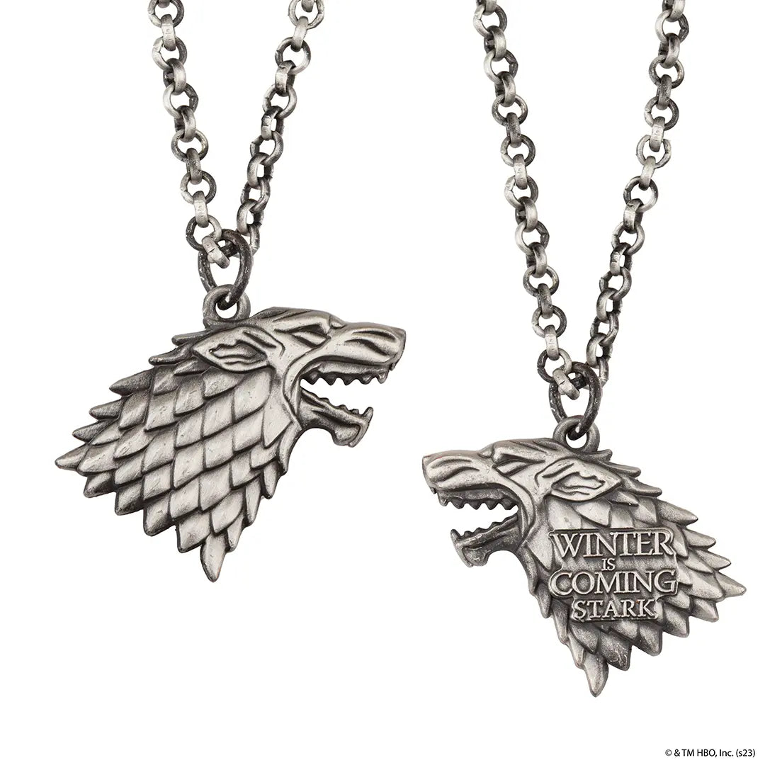Détail du collier blason Stark - Game of Thrones, hommage à l'univers épique avec un design unique et soigné.