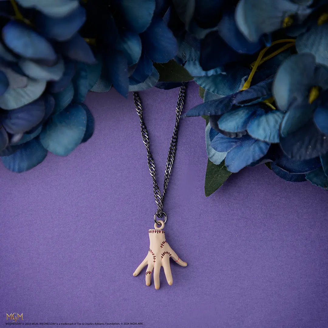 Le Collier La Chose - Wednesday porté, ajoutant une touche chic et raffinée à une tenue.