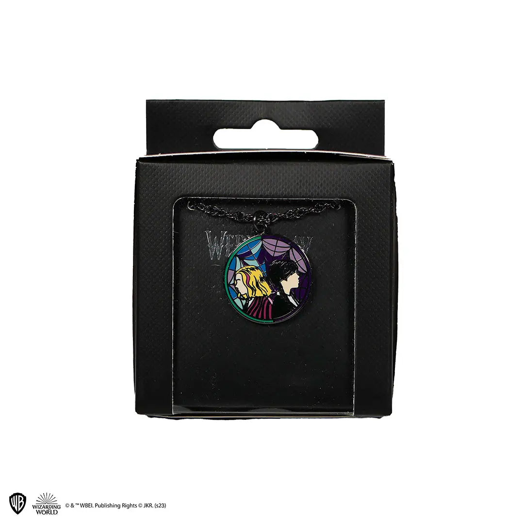 Collier Wednesday et Enid porté - Une pièce unique qui attire les regards, idéale pour toutes les occasions.