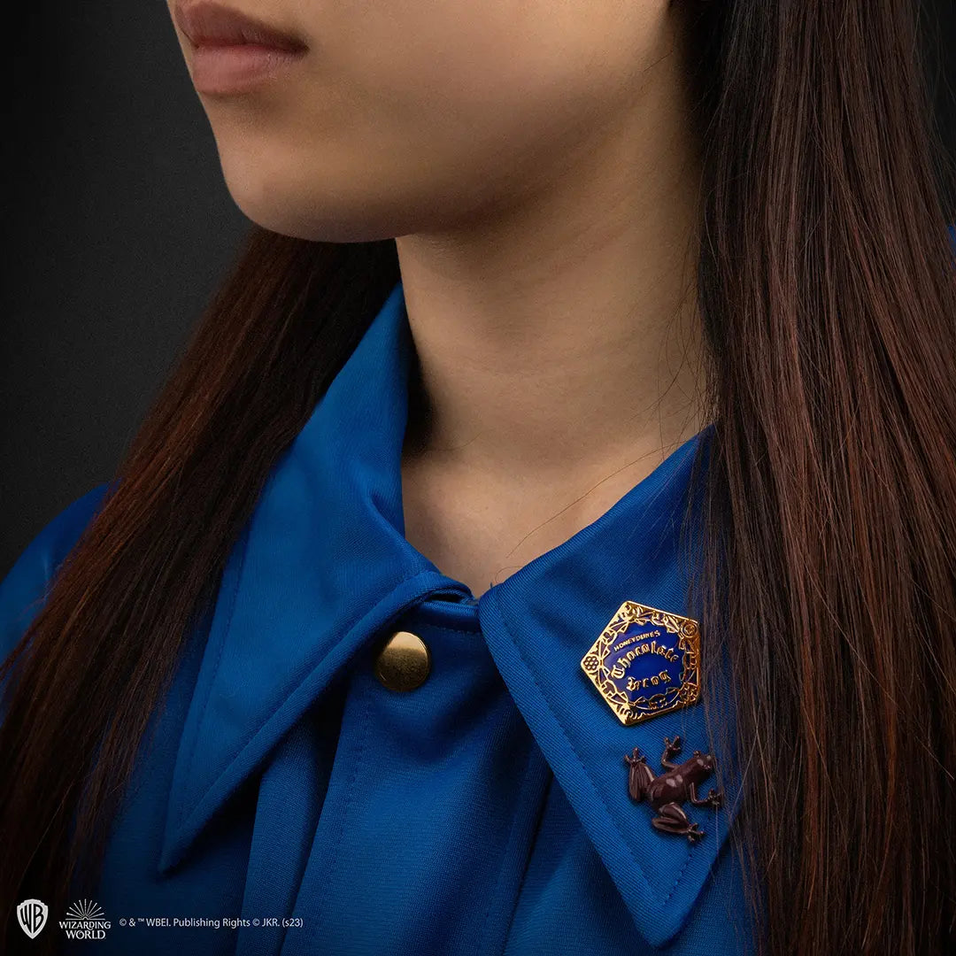 Porté sur un vêtement, le Pin’s Chocogrenouille - Harry Potter ajoute une touche unique et enchantée à votre look.