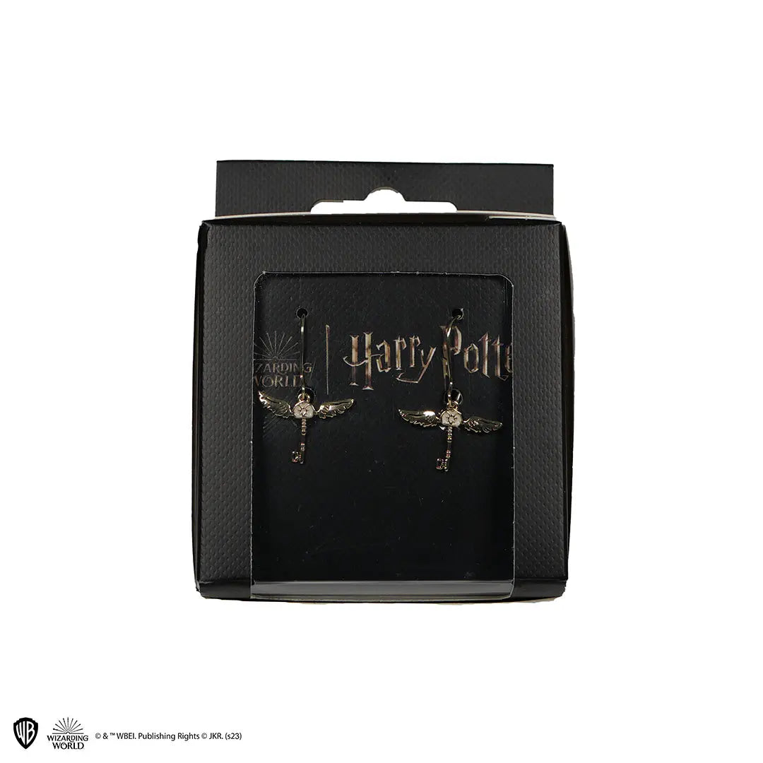 Boucles d’oreilles clé volante - Harry Potter portées, ajoutant une touche chic et magique à une tenue.