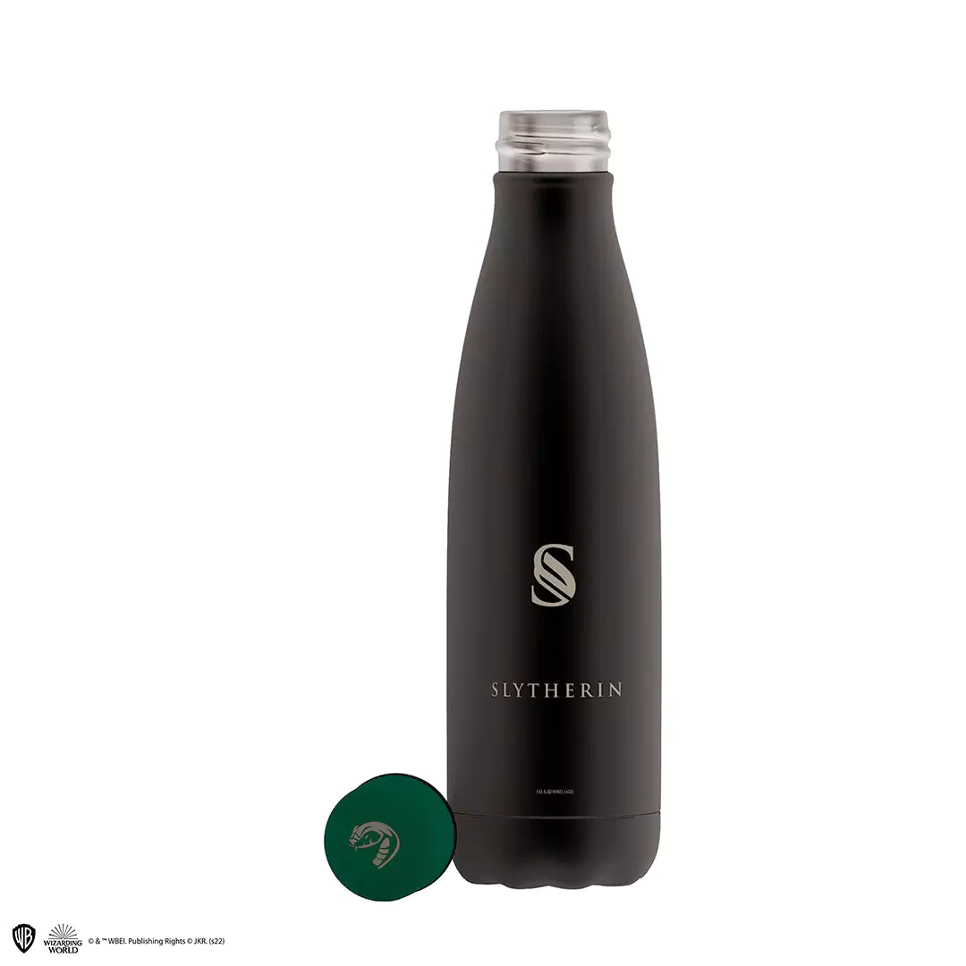 Détail de la Bouteille isotherme 500ml - Blason de Serpentard - Harry Potter, mettant en avant la capacité de conservation thermique exceptionnelle de 15 heures pour boissons chaudes ou froides.