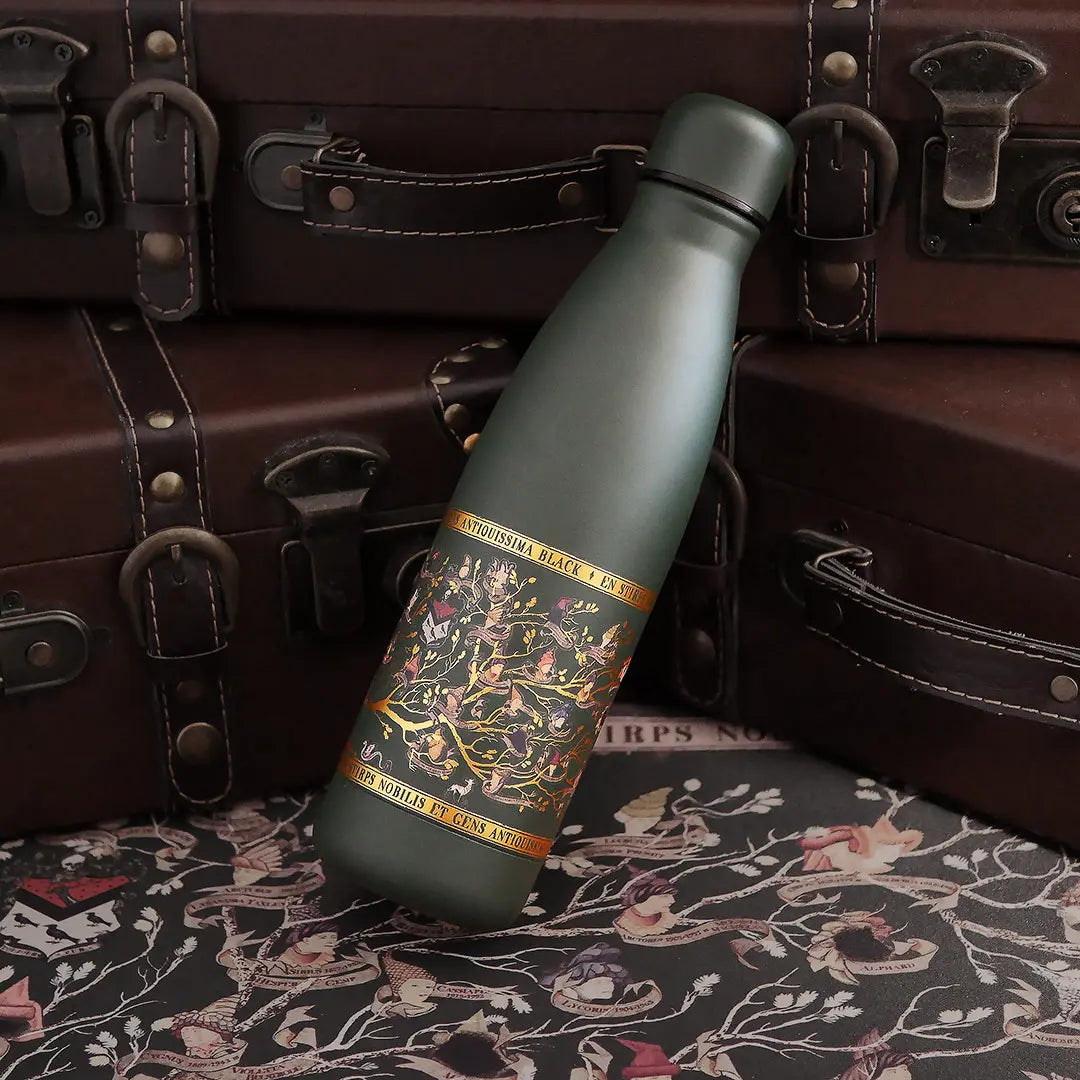 Bouteille isotherme 500ml - Famille Black - Harry Potter dans un cadre d'utilisation, illustrant son efficacité à garder les boissons chaudes ou froides pendant 15 heures.