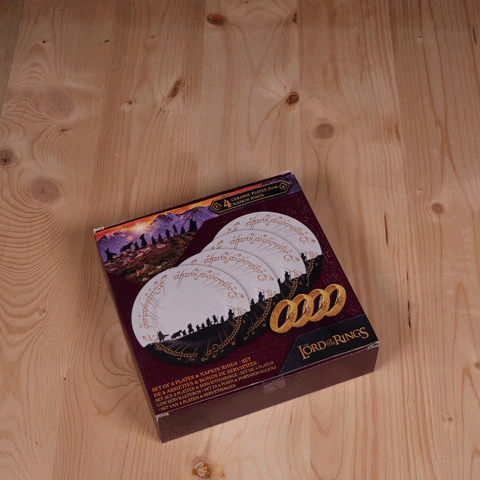 Lot de 4 assiettes et 4 anneaux ronds de serviettes - Seigneur des Anneaux, un ensemble exceptionnel qui plonge vos dîners dans l'univers épique de la Terre du Milieu avec des designs uniques inspirés des personnages de la Communauté de l'Anneau.