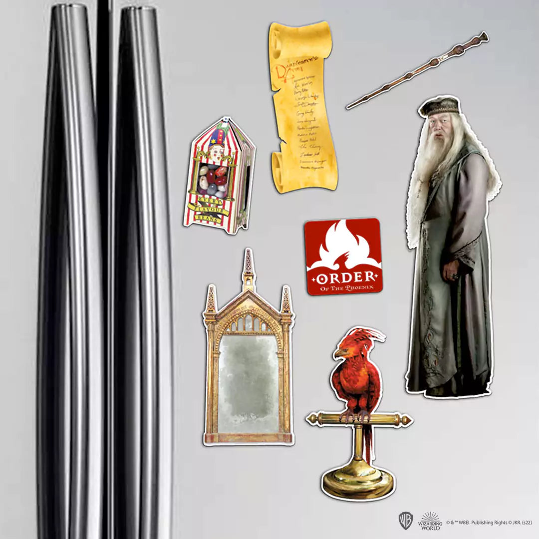 Planche de magnets en mousse Dumbledore Harry Potter, mettant en avant des illustrations emblématiques telles que Dumbledore, la baguette de sureau, et le phénix, parfaite pour les décorations magiques.