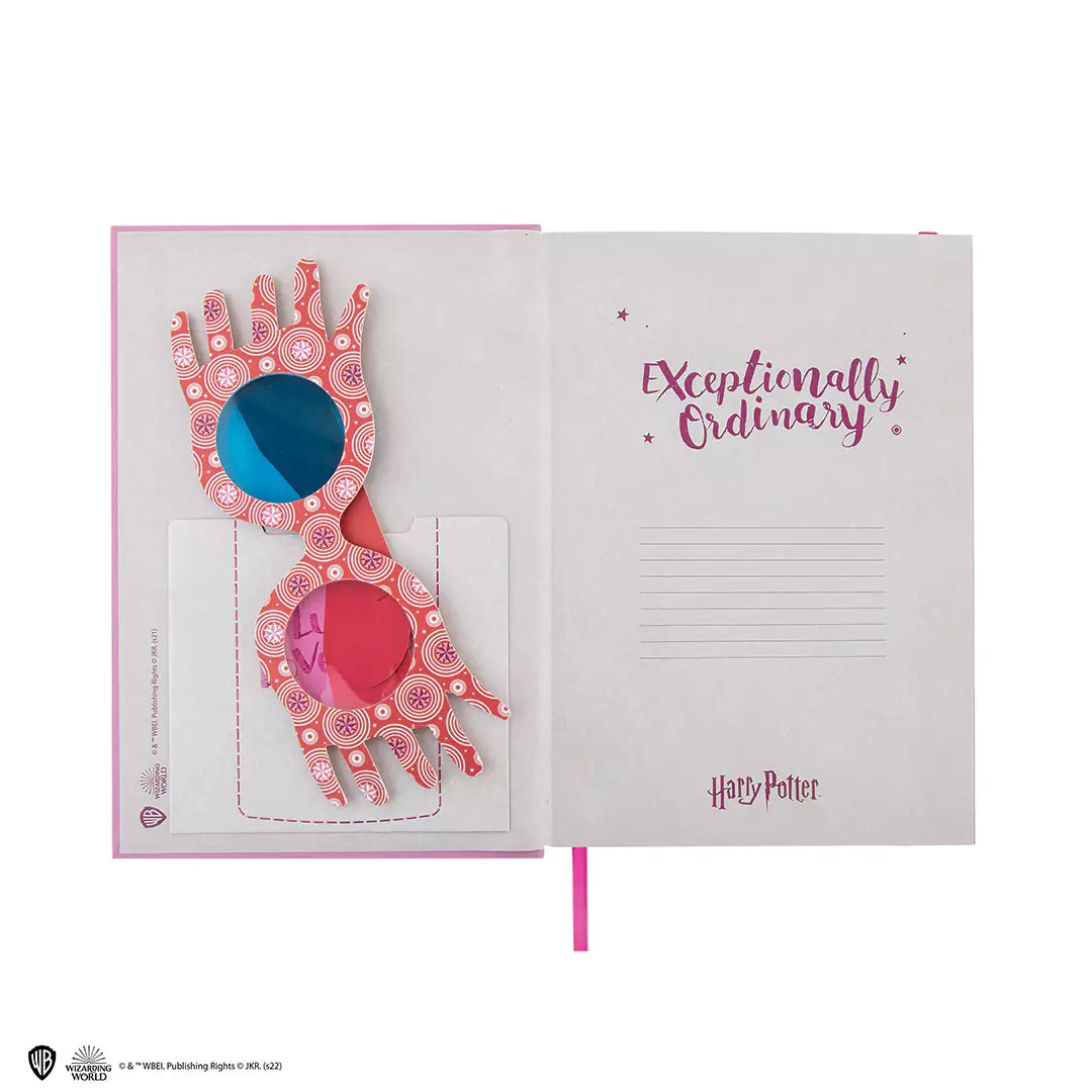 Carnet rigide et marque-page - Luna Lovegood en usage, capturant l'essence d'une créativité inspirée.