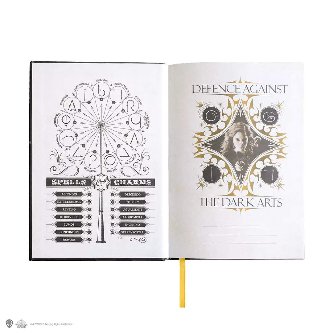 Vue du carnet rigide et marque-page - Hermione et ses sorts, mettant en avant ses dimensions de 21 x 15 cm, idéal pour chaque écrivain.