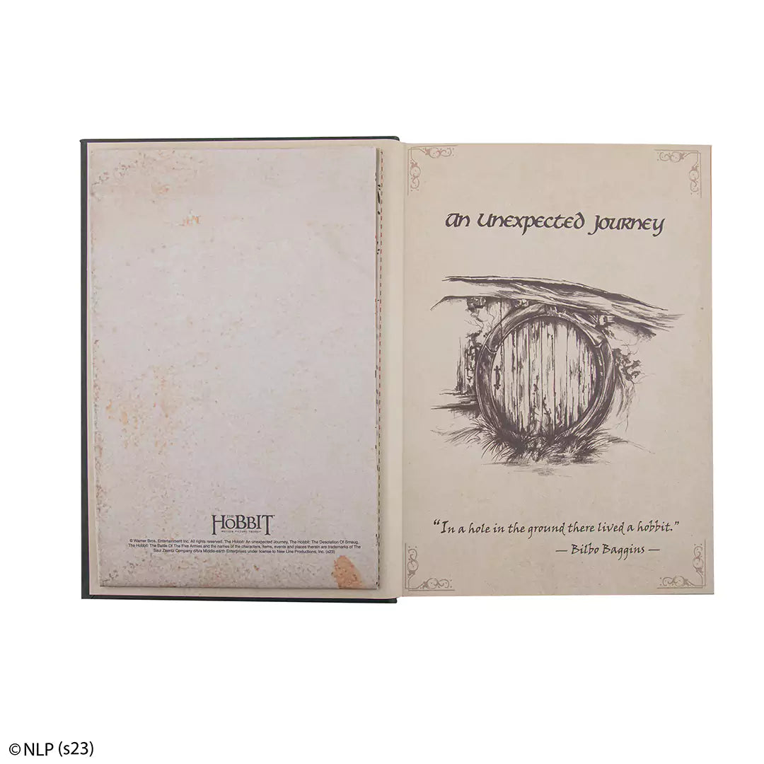Carnet rigide - The Lonely Mountain - Le Hobbit, illustrant sa dimension portable de 21 x 15 cm, parfait pour vos inspirations créatives.