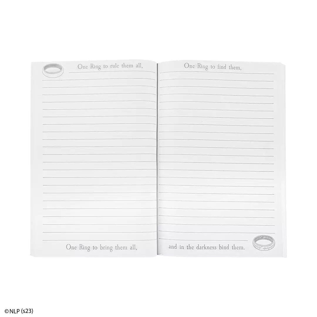 Carnet souple Sauron - Le Seigneur des Anneaux dans un sac à dos, mettant en avant sa taille pratique et sa qualité.