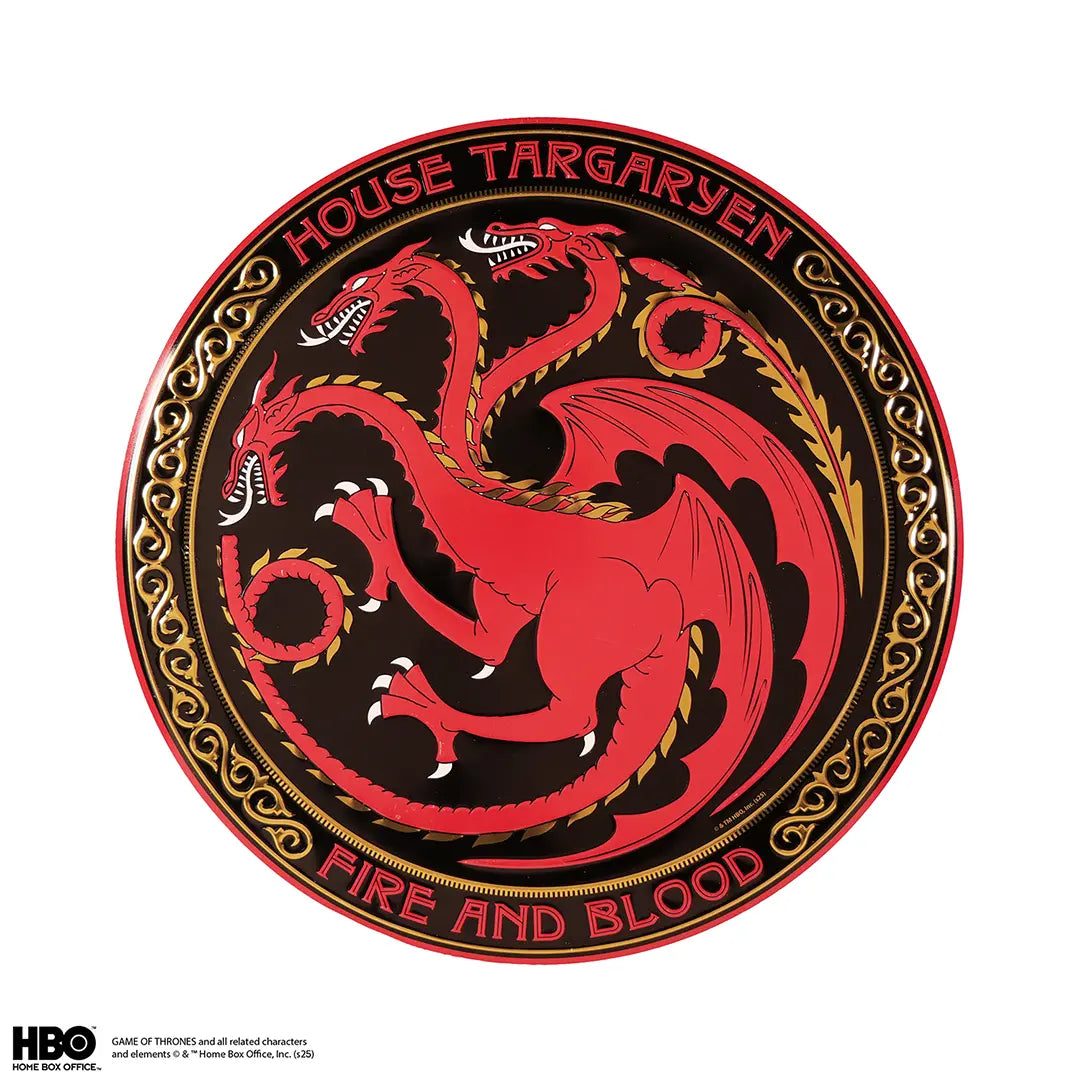 Plaque ronde en aluminium Targaryen - Game Of Thrones sur fond moderne, ajoutant une touche de mystère à votre décoration intérieure.