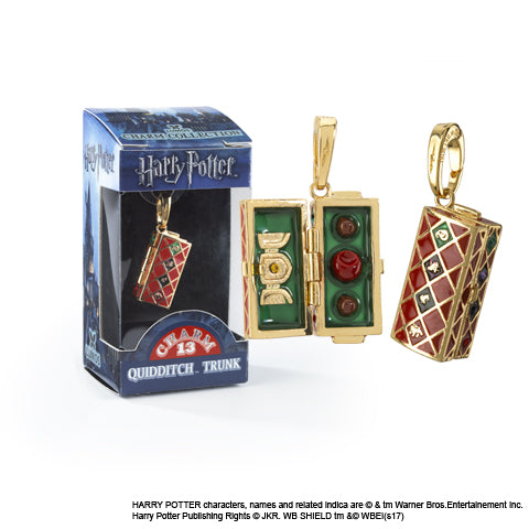 Charm Lumos en forme de malle de Quidditch - Harry Potter, bijou captivant pour les fans, orné de doré, rouge et vert, représentant un souafle et des cognards.