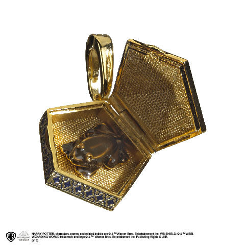 Charm Lumos Chocogrenouille - Bijou emblématique Harry Potter, en plaqué or, symbole de magie et de soutien aux enfants défavorisés.