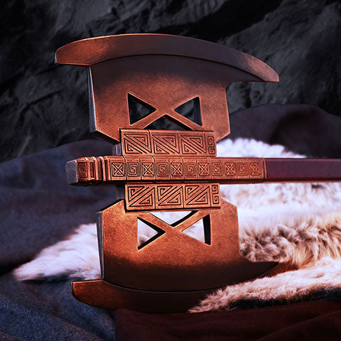 Hache Gimli - Le Seigneur des anneaux : Détail de la hache de Gimli, mettant en avant les matériaux de haute qualité comme le bois et la résine.