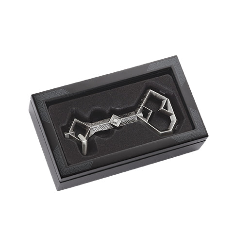 Clé de Thorin Oakenshield - Réplique authentique en résine métallisée de l'univers de Le Hobbit, ornée de gravures naines, présentée dans un écrin vitré élégant.