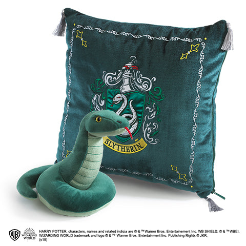 Peluche et coussin de la Maison de Serpentard - Harry Potter, dévoilant ses couleurs emblématiques et son design confortable, parfait pour les fans de la saga magique.
