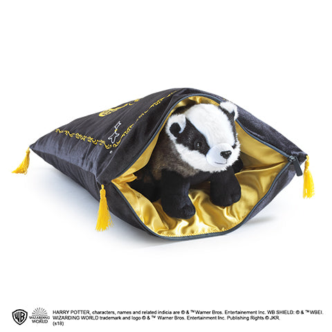 Peluche et coussin de la Maison de Poufsoufle - Harry Potter, un objet magique pour les fans, combinant confort et design enchanteur, parfait pour votre décoration intérieure.