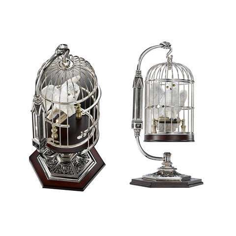 Miniature de Hedwige en cage, figure emblématique de Harry Potter, représentant la chouette d'Harry dans une cage en laiton, captivante et soigneusement détaillée.