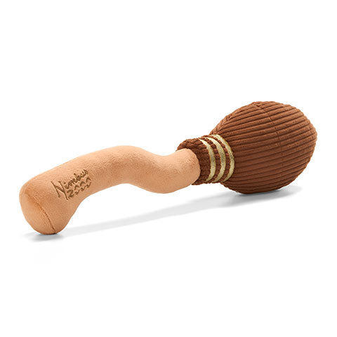 Zoom sur la peluche balais Nimbus 2000 - Harry Potter, un cadeau idéal pour ajouter de la magie à votre collection.