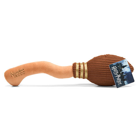 Peluche balais Nimbus 2000 - Harry Potter, parfaite pour les câlins, fabriquée en polyester doux et durable.