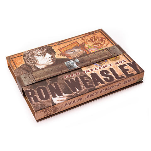 Boite d’artefacts Ron Weasley - Détails du contenu du coffret, incluant la carte de Quidditch et l'écusson Gryffondor, parfaite pour enrichir toute collection de fans.