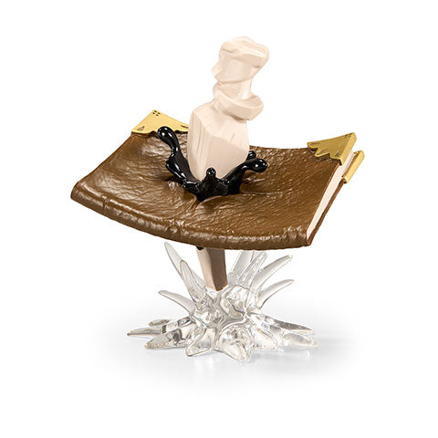 Réplique étonnante du Prop-Ups - Journal de Tom Jedusor & Croc de Basilic - Harry Potter, illustrant la magie et les détails minutieux de l'univers sorcier.