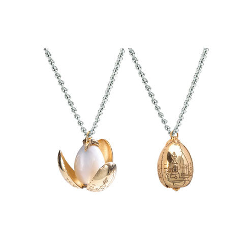 Pendentif - Oeuf d’Or de la Noble Collection, une élégante réplique en plaqué or inspirée par Harry Potter, capturant le mystère et la magie de l’aventure.